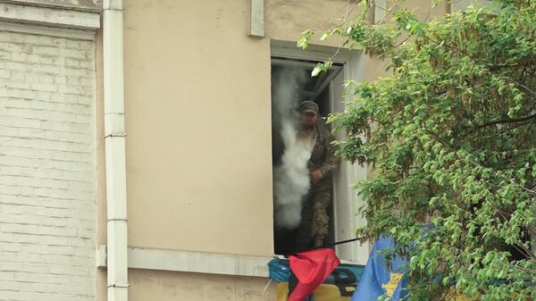 Радикалы бросали яйца и дымовые шашки в колонну Бессмертного полка в Киеве Радикалы бросали яйца и дымовые шашки в колонну Бессмертного полка в Киеве