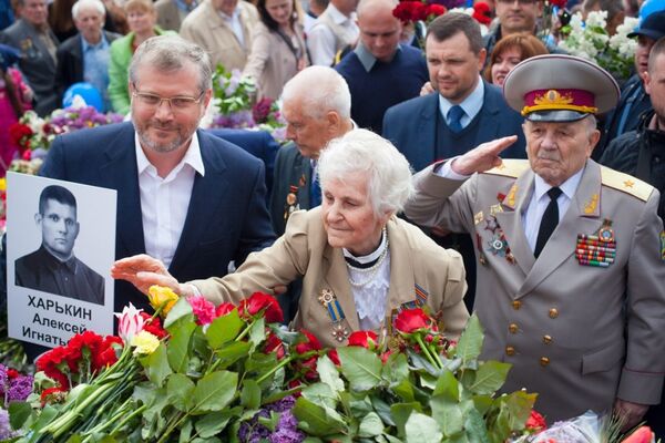 Народный депутат Украины Александр Вилкул с фотографией своего деда - участника Великой Отечественной войны Народный депутат Украины Александр Вилкул с фотографией своего деда - участника Великой Отечественной войны