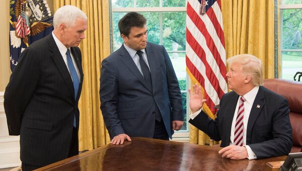 Президент США Дональд Трамп, вице-президент Майк Пенс и министр иностранных дел Украины Павел Климкин во время встречи в Вашингтоне. 10 мая 2017 Президент США Дональд Трамп, вице-президент Майк Пенс и министр иностранных дел Украины Павел Климкин во время встречи в Вашингтоне. 10 мая 2017