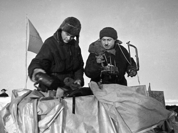 Начальник станции Северный полюс Иван Папанин и Петр Ширшов гидробиолог и океанограф упаковывают кухонную утварь во время эвакуации станции СП-1 Начальник станции Северный полюс Иван Папанин и Петр Ширшов гидробиолог и океанограф упаковывают кухонную утварь во время эвакуации станции СП-1