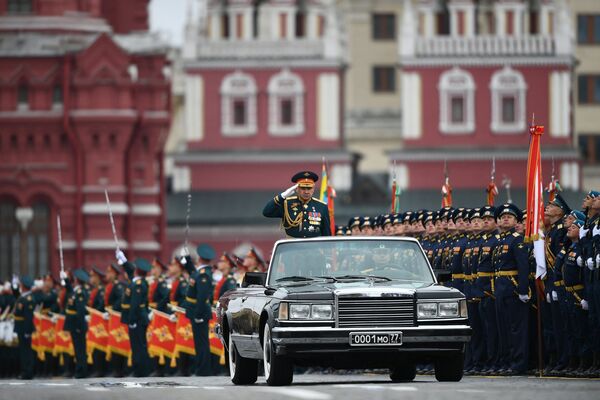 Министр обороны РФ генерал армии Сергей Шойгу во время военного парада на Красной площади в честь 72-й годовщины Победы в Великой Отечественной войне 1941-1945 годов Министр обороны РФ генерал армии Сергей Шойгу во время военного парада на Красной площади в честь 72-й годовщины Победы в Великой Отечественной войне 1941-1945 годов