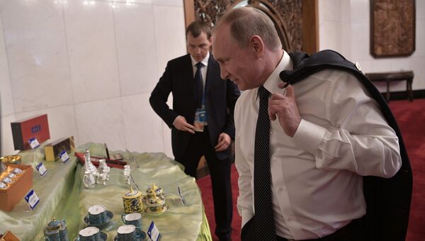 Президент РФ Владимир Путин перед началом встречи с президентом Чешской Республики Милошем Земаном в рамках Международного форума Один пояс, один путь. 14 мая 2017 Президент РФ Владимир Путин перед началом встречи с президентом Чешской Республики Милошем Земаном в рамках Международного форума Один пояс, один путь. 14 мая 2017