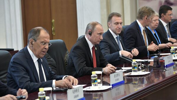 Президент РФ Владимир Путин во время встречи с премьером Государственного совета КНР Ли Кэцяном в Доме народных собраний в Пекине. 14 мая 2017 Президент РФ Владимир Путин во время встречи с премьером Государственного совета КНР Ли Кэцяном в Доме народных собраний в Пекине. 14 мая 2017