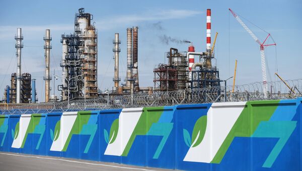Московский нефтеперерабатывающий завод в районе Капотня Московский нефтеперерабатывающий завод в районе Капотня