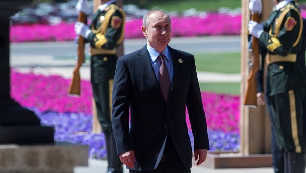 Президент РФ Владимир Путин перед церемонией официальной встречи председателем Китайской Народной Республики Си Цзиньпинем в Пекине. 15 мая 2017 Президент РФ Владимир Путин перед церемонией официальной встречи председателем Китайской Народной Республики Си Цзиньпинем в Пекине. 15 мая 2017