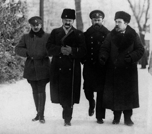 Члены российской делегации Лев Каменев, Василий Альтфатер и Лев Троцкий на переговорах в Брест- Литовске Члены российской делегации Лев Каменев, Василий Альтфатер и Лев Троцкий на переговорах в Брест- Литовске