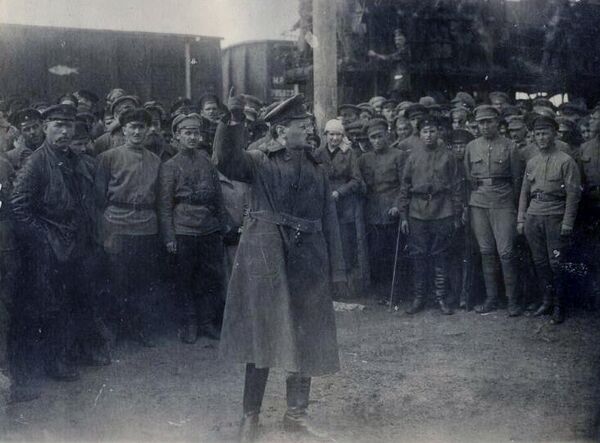 Лев Троцкий выступает перед солдатами Лев Троцкий выступает перед солдатами