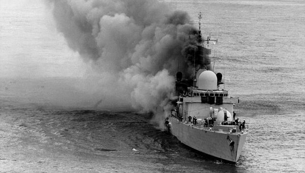Британский эсминец HMS Sheffield после попадания в него ракеты аргентинских ВВС. 4 мая 1982 Британский эсминец HMS Sheffield после попадания в него ракеты аргентинских ВВС. 4 мая 1982