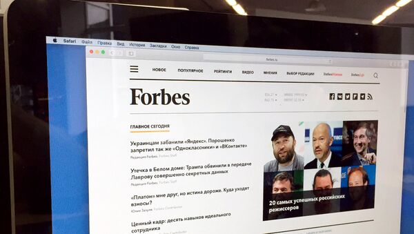 Главная страница сайта Forbes.ru на экране монитора Главная страница сайта Forbes.ru на экране монитора