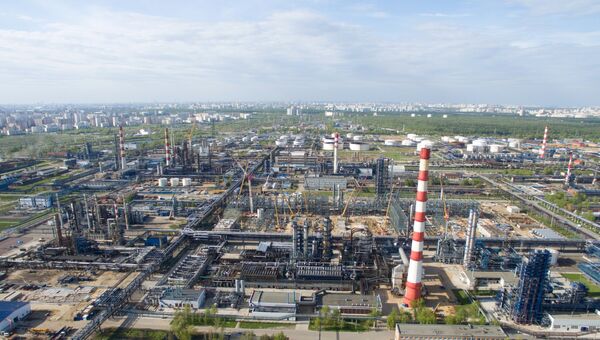 Московский нефтеперерабатывающий завод в районе Капотня. Архивное фото Московский нефтеперерабатывающий завод в районе Капотня. Архивное фото