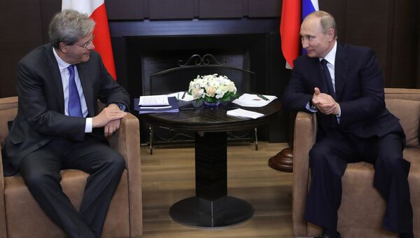 Президент РФ Владимир Путин и председатель Совета министров Италии Паоло Джентилони во время встречи. 17 мая 2017 Президент РФ Владимир Путин и председатель Совета министров Италии Паоло Джентилони во время встречи. 17 мая 2017