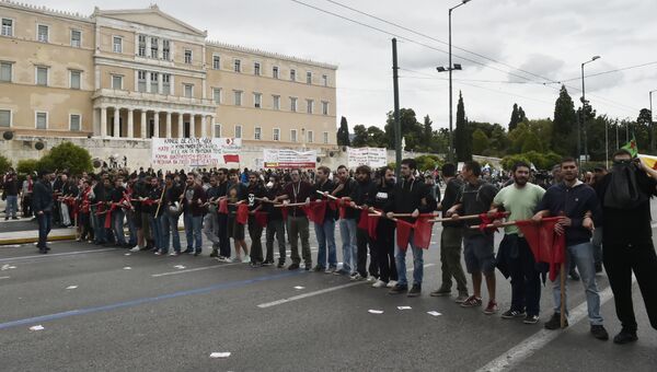 Протестующие во время 24-часовой забастовки в Афинах. 17 мая 2017 Протестующие во время 24-часовой забастовки в Афинах. 17 мая 2017
