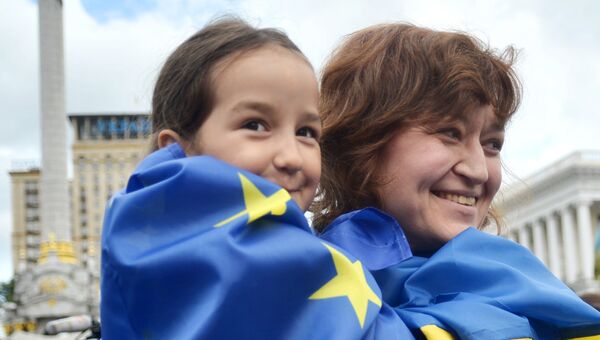 Люди с флагами ЕС и Украины на площади Независимости в Киеве Люди с флагами ЕС и Украины на площади Независимости в Киеве