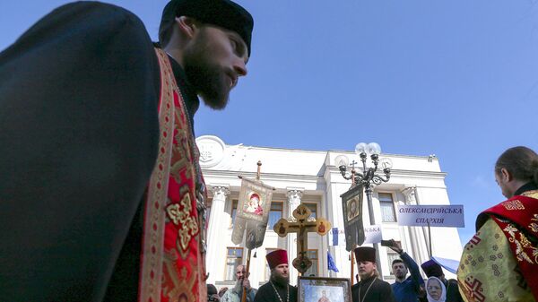 Верующие УПЦ пришли к зданию Рады с призывами остановить дискриминацию