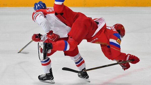 Игрок сборной России Никита Кучеров и игрок сборной Чехии Якуб Ержабек в матче 1/4 финала чемпионата мира по хоккею 2017 между сборными командами России и Чехии Игрок сборной России Никита Кучеров и игрок сборной Чехии Якуб Ержабек в матче 1/4 финала чемпионата мира по хоккею 2017 между сборными командами России и Чехии