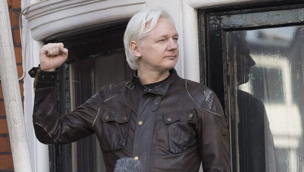 Сооснователь WikiLeaks Джулиан Ассанж на балконе здания посольства Эквадора в Лондоне. 19 мая 2017 Сооснователь WikiLeaks Джулиан Ассанж на балконе здания посольства Эквадора в Лондоне. 19 мая 2017