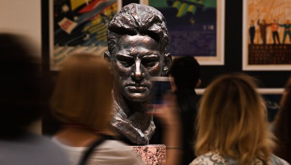 Посетители на выставке Оттепель во время международной акции Ночь музеев в Третьяковской галерее. Архивное фото Посетители на выставке Оттепель во время международной акции Ночь музеев в Третьяковской галерее. Архивное фото