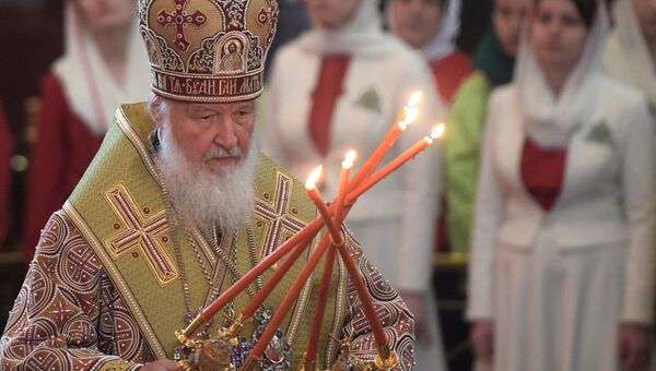 Патриарх Московский и всея Руси Кирилл во время богослужения в храме Христа Спасителя, где находится ковчег с мощами святителя Николая Чудотворца Патриарх Московский и всея Руси Кирилл во время богослужения в храме Христа Спасителя, где находится ковчег с мощами святителя Николая Чудотворца