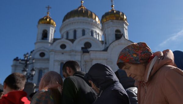 Верующие стоят в очереди к храму Христа Спасителя, где находится ковчег с мощами святителя Николая Чудотворца Верующие стоят в очереди к храму Христа Спасителя, где находится ковчег с мощами святителя Николая Чудотворца