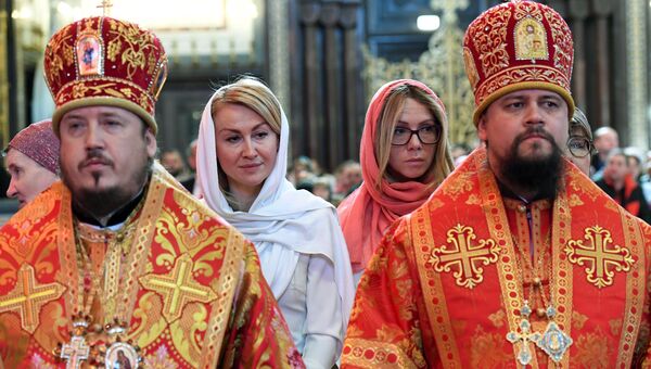 Верующие стоят в очереди в храме Христа Спасителя, где находится ковчег с мощами святителя Николая Чудотворца Верующие стоят в очереди в храме Христа Спасителя, где находится ковчег с мощами святителя Николая Чудотворца