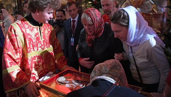 Верующие в храме Христа Спасителя у ковчега с мощами святителя Николая Чудотворца, доставленного спецбортом из итальянского города Бари Верующие в храме Христа Спасителя у ковчега с мощами святителя Николая Чудотворца, доставленного спецбортом из итальянского города Бари