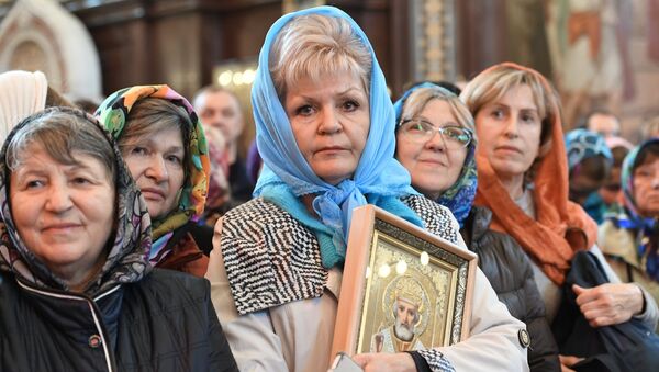 Поклонение верующих мощам святителя Николая Чудотворца в Храме Христа Спасителя Поклонение верующих мощам святителя Николая Чудотворца в Храме Христа Спасителя