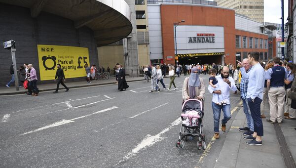 Люди покидают торговый центр Arndale в Манчестере, Великобритания. 23 мая 2017 Люди покидают торговый центр Arndale в Манчестере, Великобритания. 23 мая 2017