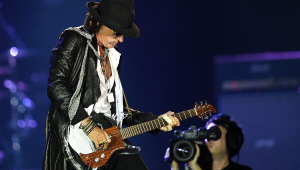 Гитарист американской группы Aerosmith Джо Перри во время концерта в спорткомплексе Олимпийский в Москве Гитарист американской группы Aerosmith Джо Перри во время концерта в спорткомплексе Олимпийский в Москве