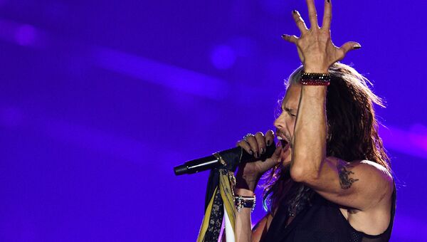 Солист американской группы Aerosmith Стивен Тайлер во время концерта в спорткомплексе Олимпийский в Москве Солист американской группы Aerosmith Стивен Тайлер во время концерта в спорткомплексе Олимпийский в Москве