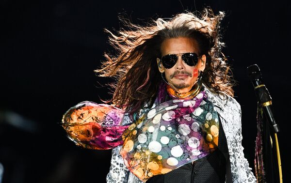 Солист американской группы Aerosmith Стивен Тайлер во время концерта в спорткомплексе Олимпийский в Москве Солист американской группы Aerosmith Стивен Тайлер во время концерта в спорткомплексе Олимпийский в Москве