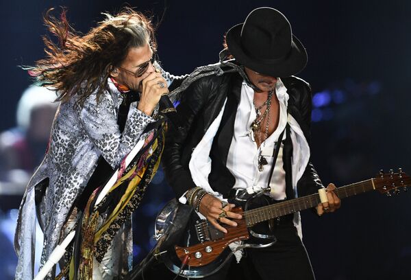 Солист американской группы Aerosmith Стивен Тайлер (слева) и гитарист группы Брэд Уитфорд во время концерта в спорткомплексе Олимпийский в Москве Солист американской группы Aerosmith Стивен Тайлер (слева) и гитарист группы Брэд Уитфорд во время концерта в спорткомплексе Олимпийский в Москве