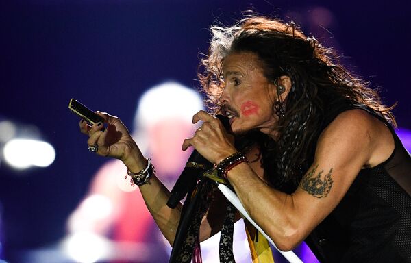 Солист американской группы Aerosmith Стивен Тайлер во время концерта в спорткомплексе Олимпийский в Москве Солист американской группы Aerosmith Стивен Тайлер во время концерта в спорткомплексе Олимпийский в Москве