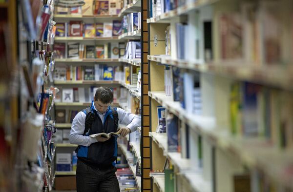 Покупатель в книжном магазине Покупатель в книжном магазине