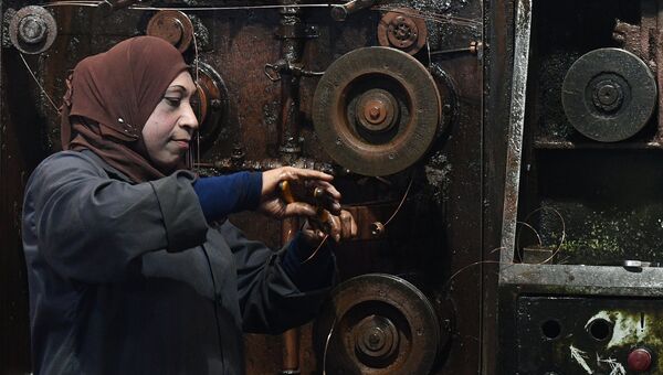 Женщина в цехе государственного завода по изготовлению электрических кабелей в южном пригороде Дамаска Женщина в цехе государственного завода по изготовлению электрических кабелей в южном пригороде Дамаска