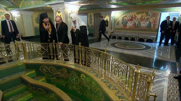 Путин в сопровождении патриарха Кирилла осмотрел новый храм Сретенского монастыря Путин в сопровождении патриарха Кирилла осмотрел новый храм Сретенского монастыря