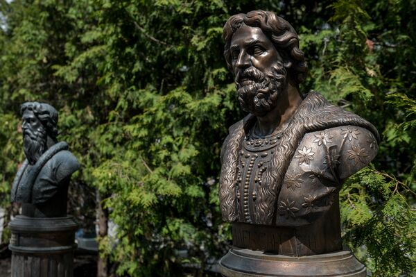 Монумент Александра Невского на открытии Аллеи Правителей в Москве Монумент Александра Невского на открытии Аллеи Правителей в Москве