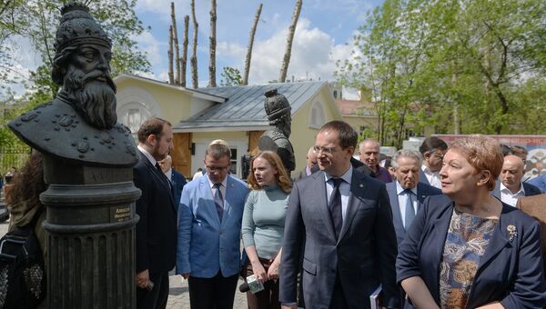 Министр культуры РФ Владимир Мединский и министр образования и науки РФ Ольга Васильева на открытии Аллеи Правителей в Москве Министр культуры РФ Владимир Мединский и министр образования и науки РФ Ольга Васильева на открытии Аллеи Правителей в Москве