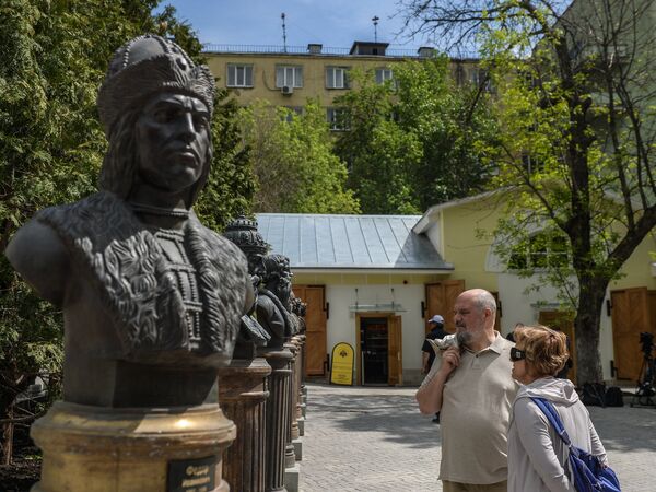 Посетители на открытии Аллеи Правителей в Москве Посетители на открытии Аллеи Правителей в Москве