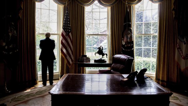 Президент США Дональд Трамп в Овальном кабинете Белого дома Президент США Дональд Трамп в Овальном кабинете Белого дома
