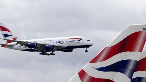 Самолет авиакомпании British Airways совершает посадку в аэропорту Хитроу. Архивное фото Самолет авиакомпании British Airways совершает посадку в аэропорту Хитроу. Архивное фото