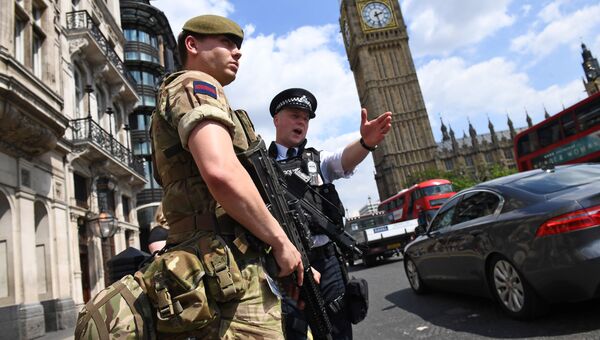 Британские полицейские и военные у здания Парламента в Лондоне. Архивное фото Британские полицейские и военные у здания Парламента в Лондоне. Архивное фото