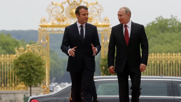 Президент РФ Владимир Путин и президент Франции Эммануэль Макрон во время встречи в Париже. 29 мая 2017 Президент РФ Владимир Путин и президент Франции Эммануэль Макрон во время встречи в Париже. 29 мая 2017