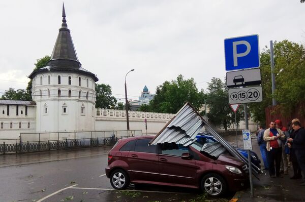 Автомобиль, пострадавший в результате урагана в Москве. Автомобиль, пострадавший в результате урагана в Москве.
