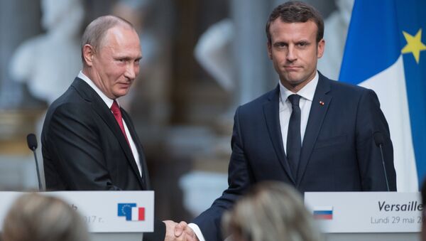 Владимир Путин и Эммануэль Макрон во время совместной пресс-конференции по итогам российско-французских переговоров в Версальском дворце. 29 мая 2017 Владимир Путин и Эммануэль Макрон во время совместной пресс-конференции по итогам российско-французских переговоров в Версальском дворце. 29 мая 2017