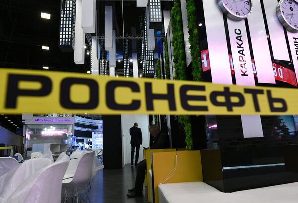 Стенд компании Роснефть в Экспофоруме накануне открытия Санкт-Петербургского международного экономического форума 2017 Стенд компании Роснефть в Экспофоруме накануне открытия Санкт-Петербургского международного экономического форума 2017