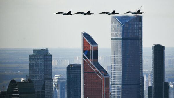 Истребители-бомбардировщики Су-34 на репетиции воздушной части парада Победы в Москве Истребители-бомбардировщики Су-34 на репетиции воздушной части парада Победы в Москве