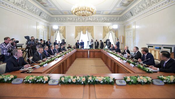 Президент РФ Владимир Путин во время встречи с представителями мировых информационных агентств на полях Санкт-Петербургского международного экономического форума. 1 июня 2017 Президент РФ Владимир Путин во время встречи с представителями мировых информационных агентств на полях Санкт-Петербургского международного экономического форума. 1 июня 2017