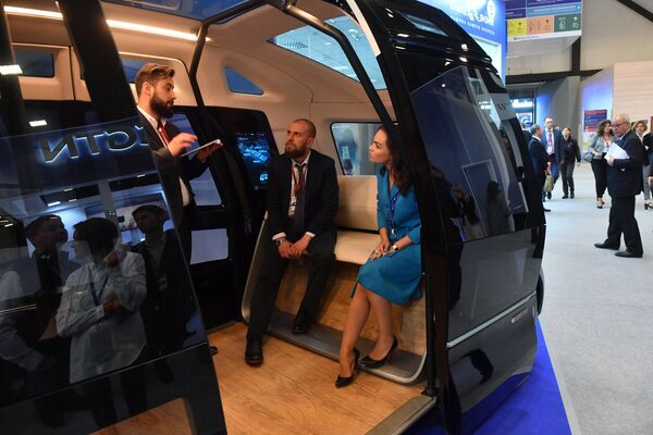 Беспилотный микроавтобус КамАЗ-ШАТЛ на стенде автоконцерна КАМАЗ Санкт-Петербургского международного экономического форума 2017 Беспилотный микроавтобус КамАЗ-ШАТЛ на стенде автоконцерна КАМАЗ Санкт-Петербургского международного экономического форума 2017