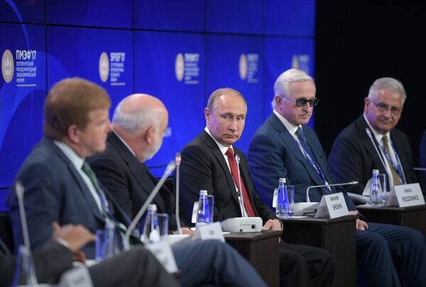 Президент РФ Владимир Путин во время бизнес-диалога Россия — США в рамках XXI Петербургского международного экономического форума Президент РФ Владимир Путин во время бизнес-диалога Россия — США в рамках XXI Петербургского международного экономического форума