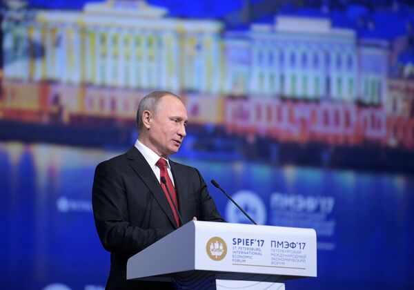 Президент РФ Владимир Путин на пленарном заседании Петербургского международного экономического форума 2017 Президент РФ Владимир Путин на пленарном заседании Петербургского международного экономического форума 2017